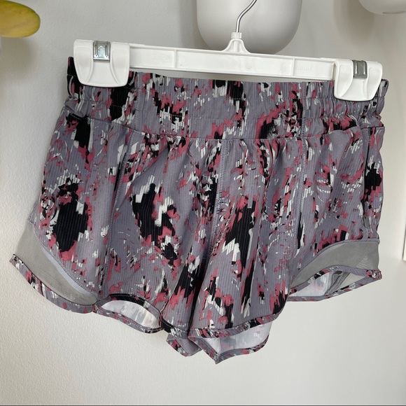 Lululemon Hotty hot short ll 2.5” floral flux grey size 4 - Picture 3 of 7